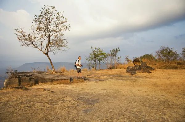 Fotógrafo al borde de un acantilado — Foto de Stock