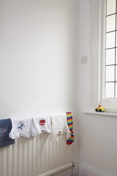 Asciugatura di abbigliamento per bambini sul radiatore — Foto Stock