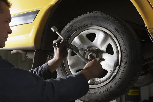 Mechaniker arbeitet an Reifen — Stockfoto