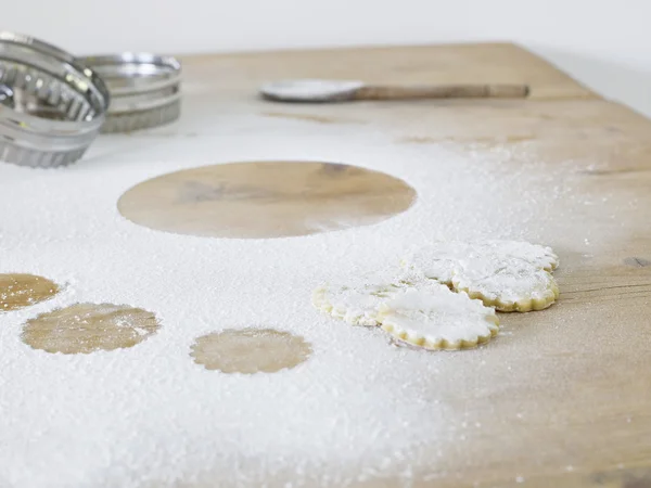 Cortadoras de pastelería, galletas y harina — Foto de Stock