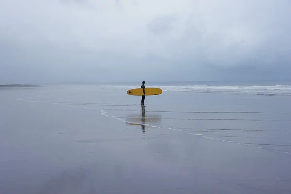 Surfer steht im flachen Wasser — Stockfoto