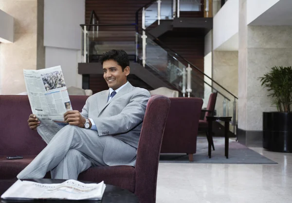 Homem de negócios lendo jornal — Fotografia de Stock