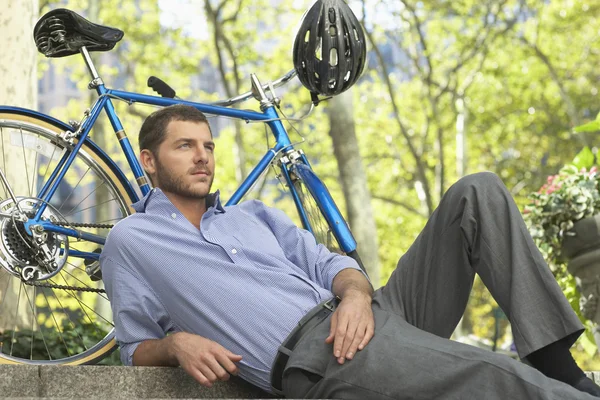 Hombre relajándose en el parque — Foto de Stock