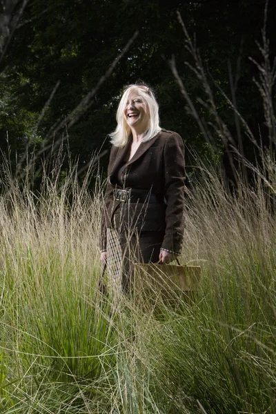 Frau steht auf einem Feld — Stockfoto