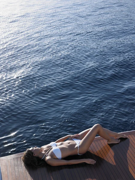 Vrouw zonnebaden op jacht — Stockfoto
