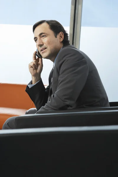 Hombre de negocios usando el teléfono móvil —  Fotos de Stock
