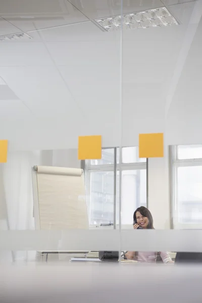 Femme travaillant au bureau — Photo