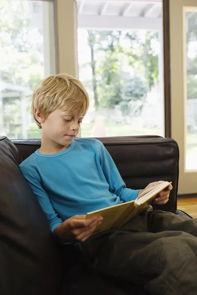 Libro de lectura niño — Foto de Stock