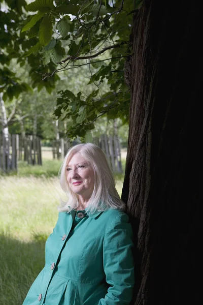 Женщина, стоящая под деревом — стоковое фото