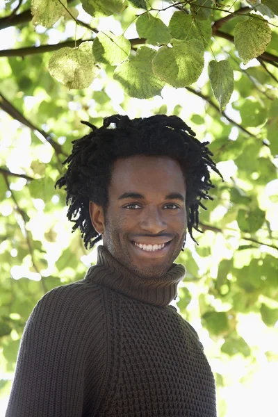 Homme debout sous l'arbre — Photo