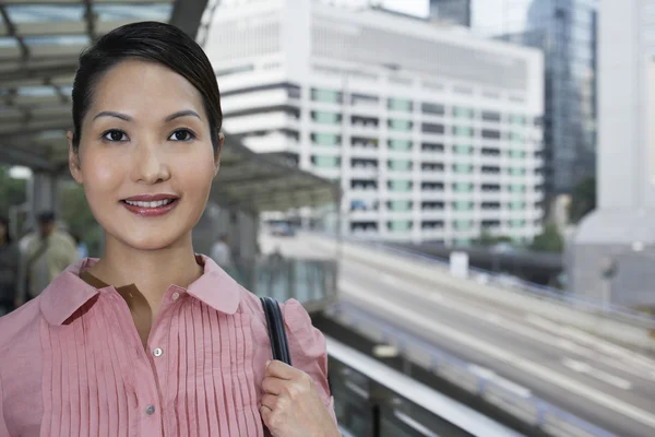 屋外でポーズ女性 — ストック写真