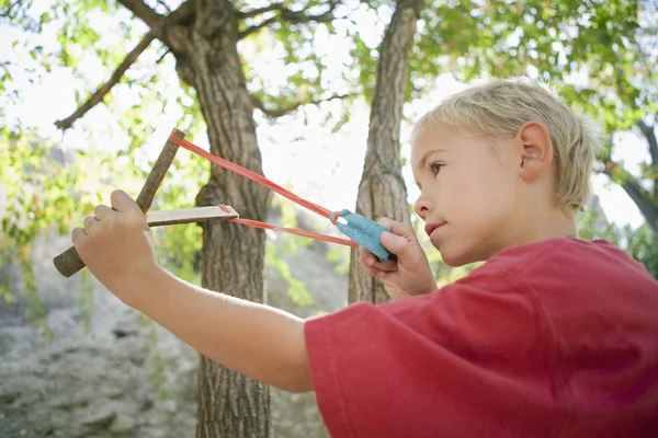 スリング ショットを使用して少年 — ストック写真