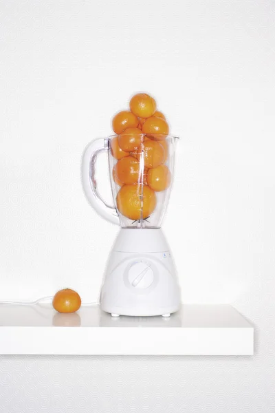 在搅拌机中的橙色水果 — 图库照片