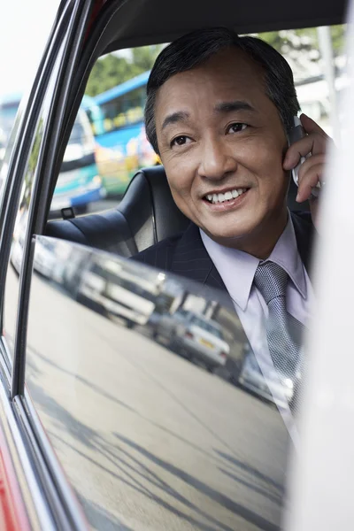 Homem de negócios usando telefone celular — Fotografia de Stock
