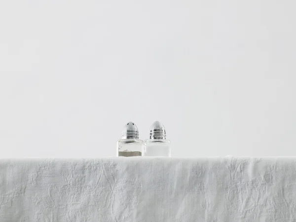 Agitadores de sal y pimienta en la mesa — Foto de Stock