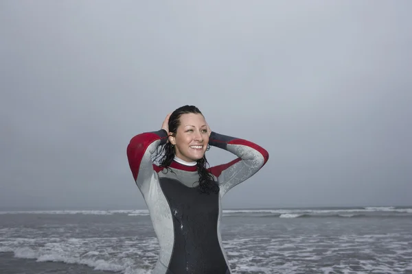 Surfer permanent op strand — Stockfoto