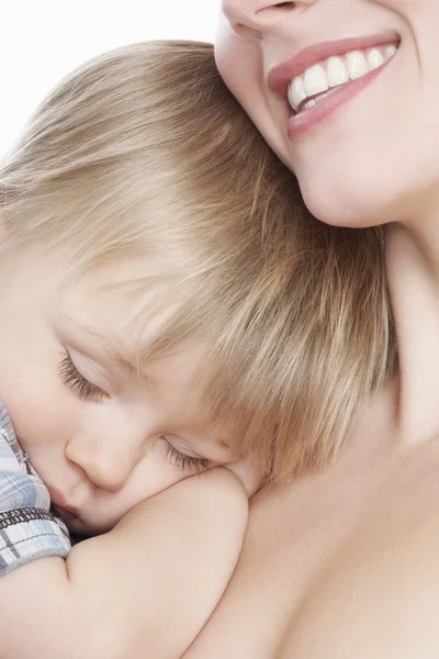 Mãe abraço dormindo filho — Fotografia de Stock