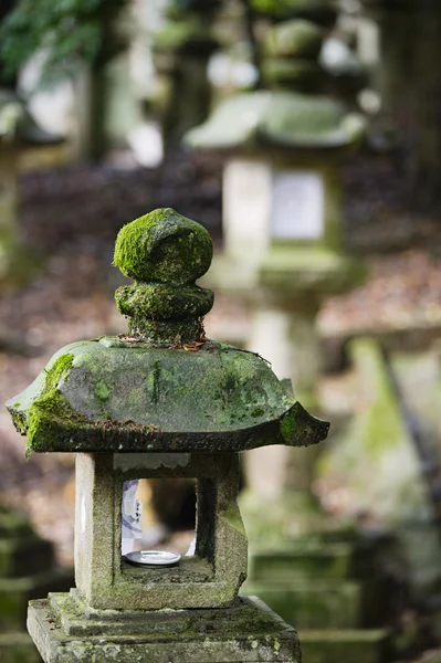 Lanterna de pedra no jardim — Fotografia de Stock