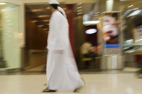 Men traditionally dressed in dishdashs and gutras — Stock Photo, Image