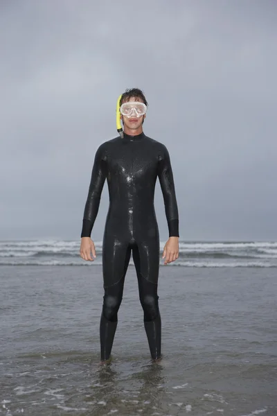 Muž, který stojí ve vodě — Stock fotografie