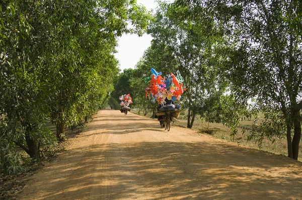 Polkupyörät, joissa on juhlakoristeet — kuvapankkivalokuva