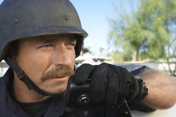SWAT oficer przy użyciu walkie-talkie — Zdjęcie stockowe