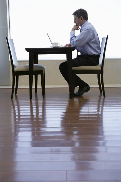 Affärsman som sitter vid bord — Stockfoto