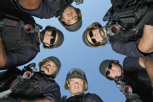 Swat officers standing in circle — Stock Photo, Image