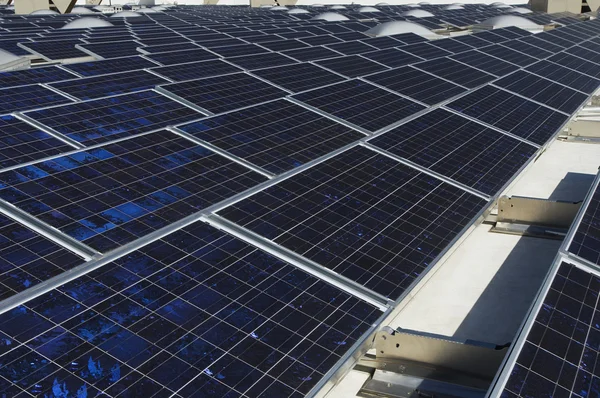 Солнечные панели на солнечной электростанции — стоковое фото