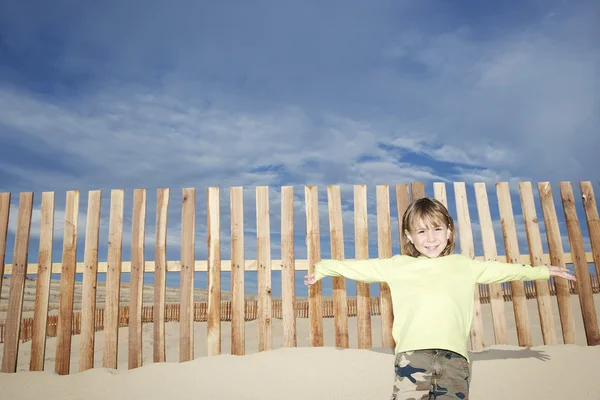 男孩站在木制篱笆 — 图库照片