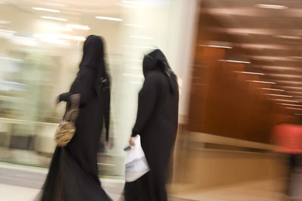 Women dressed in abayas and hijabs — Stock Photo, Image