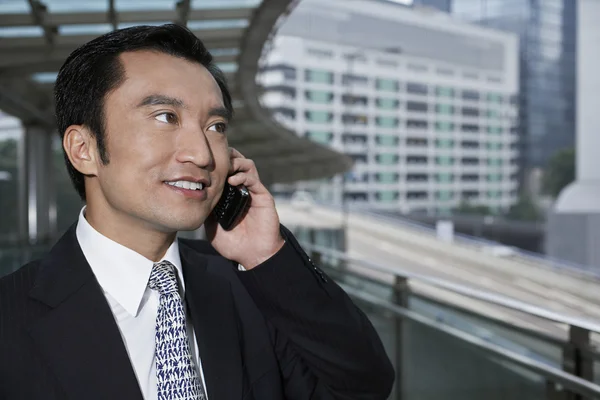 Hombre de negocios usando teléfono móvil —  Fotos de Stock