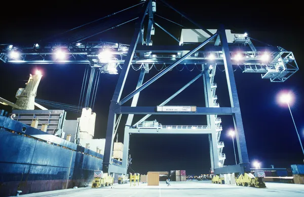 Crane loading container ship — Stock Photo, Image