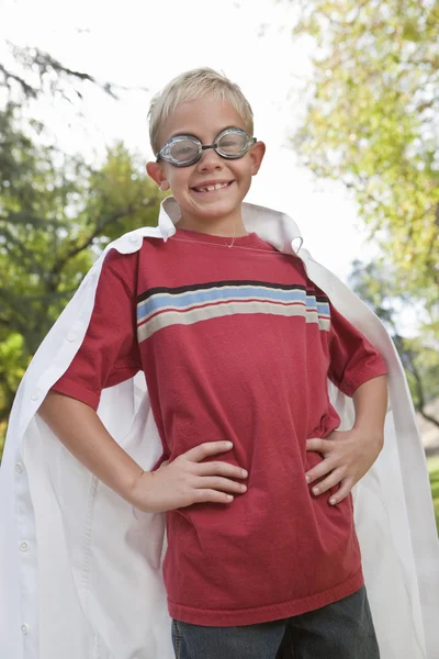 Garçon avec cape et lunettes de natation — Photo