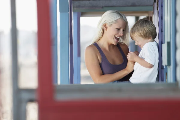 Unga vackra mamma med son — Stockfoto