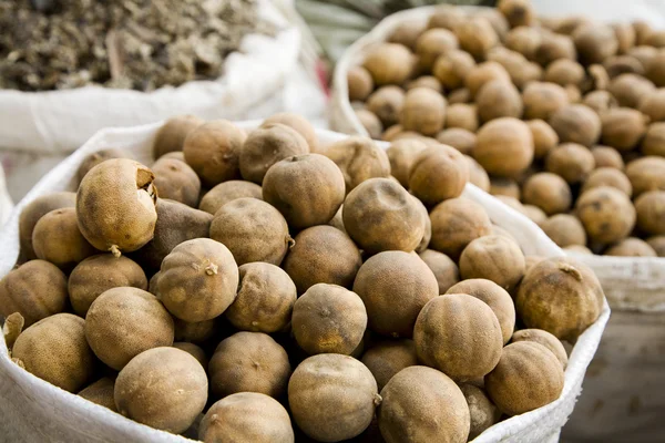 Dried lemons and spices — Stock Photo, Image