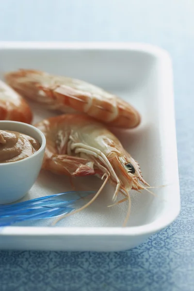 Crevettes et sauce sur assiette — Photo