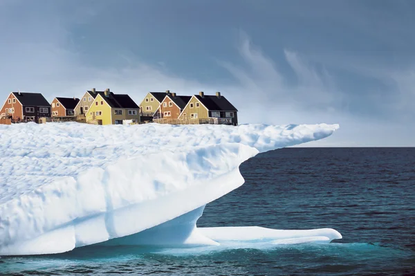 Houses on Edge of Ice Cliff — Stock Photo, Image