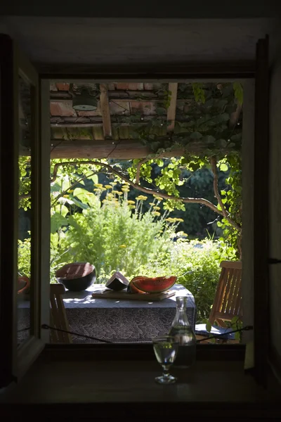 Früchte auf dem Tisch im Garten — Stockfoto