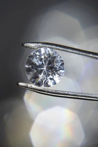 Diamond held by tweezers — Stock Photo, Image