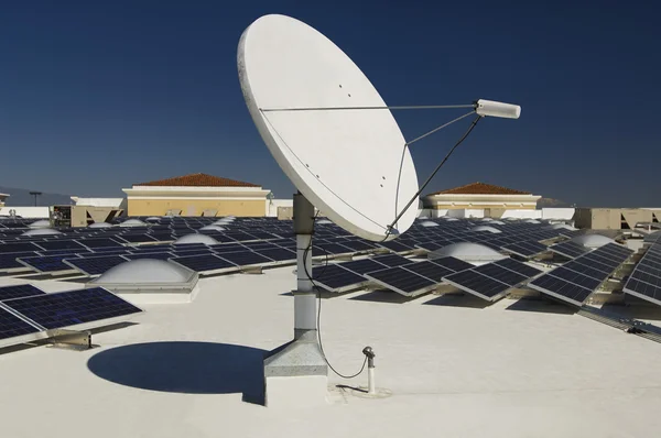 Prato de satélite com painéis solares — Fotografia de Stock