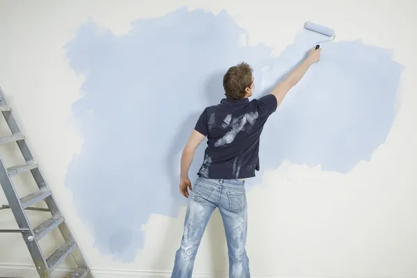 Hombre pintura pared — Foto de Stock