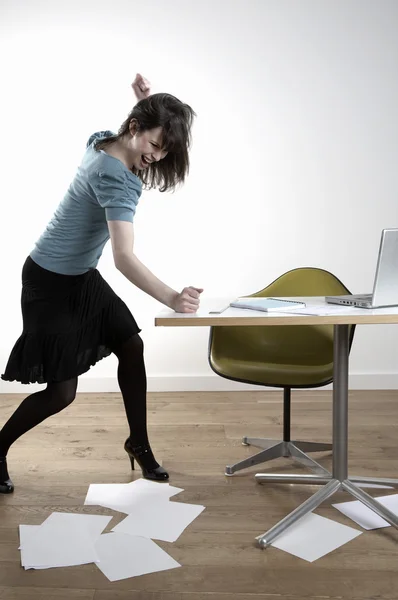 Kvinna slå skrivbord — Stockfoto