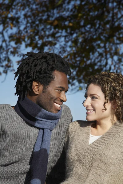 Couple looking in eyes — Stock Photo, Image