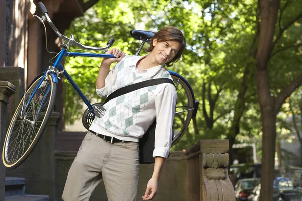 男子携带自行车 — 图库照片