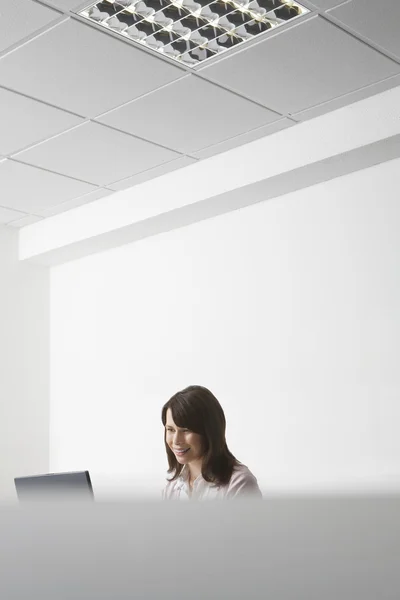 Woman sitting in office — Stock Photo, Image