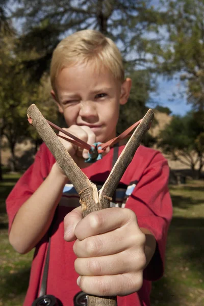 Boy using sling shot — Stock Photo, Image