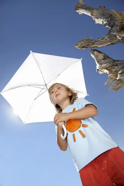 Niño sosteniendo paraguas —  Fotos de Stock