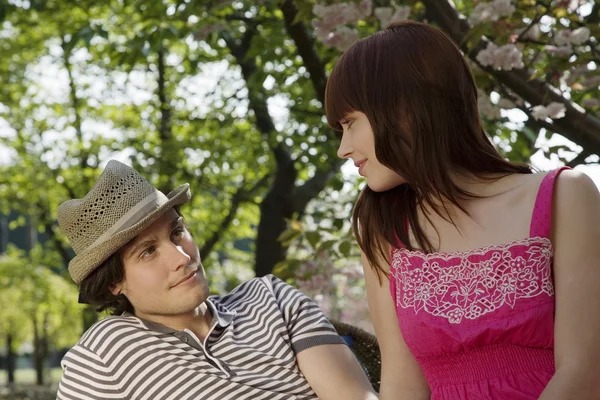 Pareja sentada en un parque — Foto de Stock