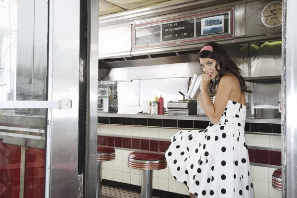 Mulher sentada em um restaurante — Fotografia de Stock